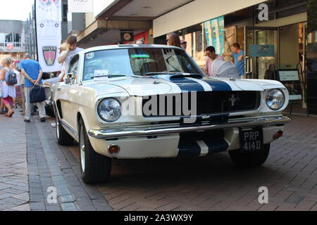 1968 Ford Mustang GT in Weiß mit Ford Blue Racing Stripes Stockfoto