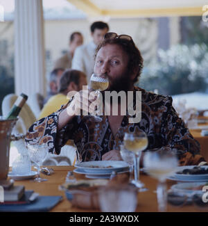 Der deutsche Bass Sänger Ivan Rebroff beim Essen, 1970er. Die Deutsche bass Sänger Ivan Rebroff Mittagessen, 1970er Jahre. Stockfoto