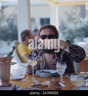 Der deutsche Bass Sänger Ivan Rebroff beim Essen, 1970er. Die Deutsche bass Sänger Ivan Rebroff Mittagessen, 1970er Jahre. Stockfoto