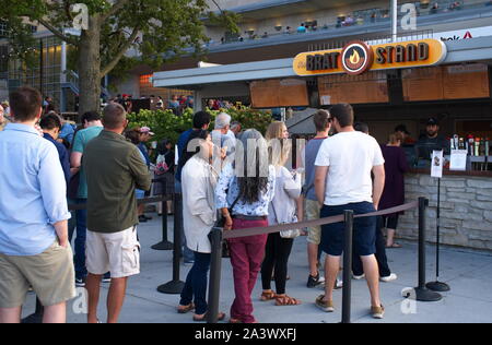 Madison, WI USA. Apr 2018. Schüler und Besucher in der Schlange für das Essen nehmen. Stockfoto