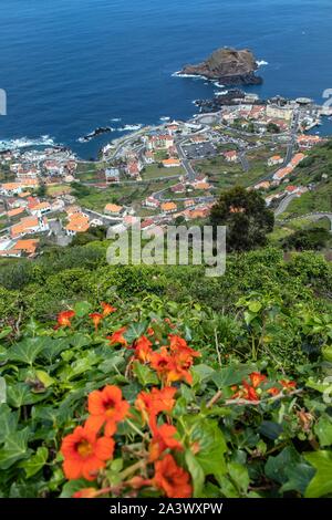 Aus Sicht der MIRADOURO DA SANTA ÜBER DER STADT Porto Moniz, Insel Madeira, Portugal Stockfoto