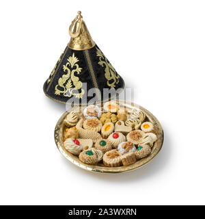 Vielfalt der traditionellen festlichen marokkanische Plätzchen in einer Partei Tajine auf weißem Hintergrund Stockfoto