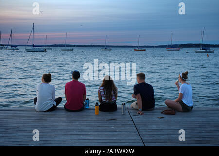 Madison, WI USA. Apr 2018. Schüler und Besucher genießen, Essen und warten auf den Sonnenuntergang an der Alumni Park. Stockfoto