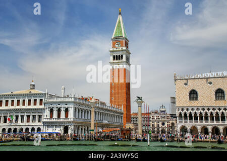 Blick auf die Piazza San Marco, Campanile, Palazzo Ducale und der Biblioteca in Venedig, Italien. Diese Gebäude sind die bekanntesten Wahrzeichen der Stadt Stockfoto
