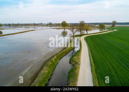 Überschwemmte Felder für den Reisanbau in der Poebene, in Italien. Panoramablick auf das Luftbild. Typische Landschaft Landschaft Norditaliens mit unbefestigten Straßen, f Stockfoto