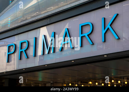 Birmingham, UK - 20. September 2019: Die Primark Logo über dem Eingang zu den Lagern in der Stadt Birmingham, UK. Es ist die größte Primark store Stockfoto