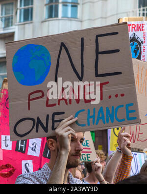 Birmingham, UK - 20. September 2019: eine Demonstrantin mit einem Banner am Klima Streik Protestmarsch in die Stadt Birmingham, UK. Stockfoto