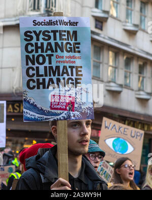 Birmingham, UK - 20. September 2019: eine Demonstrantin mit einem Banner am Klima Streik Protest in der Stadt Birmingham, UK. Stockfoto