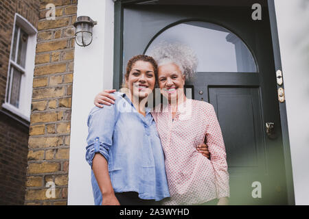 Portrait der älteren Frau mit Tochter außerhalb Home Stockfoto