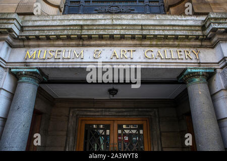 Birmingham, UK - 20. September 2019: Einer der Eingänge zum Birmingham Museum & Art Gallery in der Stadt Birmingham, UK. Stockfoto