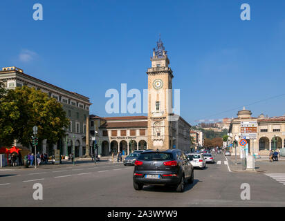 BERGAMO, Lombardei/ITALIEN - 5. Oktober: Turm der Gefallenen in der Piazza Cavalieri di Vittorio Bergamo Italien am 5. Oktober 2019. Nicht identifizierte Personen Stockfoto