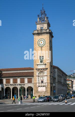 BERGAMO, Lombardei/ITALIEN - 5. Oktober: Turm der Gefallenen in der Piazza Cavalieri di Vittorio Bergamo Italien am 5. Oktober 2019. Nicht identifizierte Personen Stockfoto