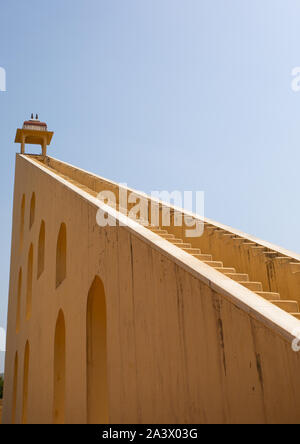 Aussichtsplattform des Vrihat Samrat Yantra in Jantar Mantar, Rajasthan, Jaipur, Indien Stockfoto