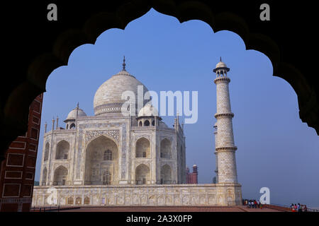 Taj Mahal umrahmt mit dem Bogen Jawab, Agra, Uttar Pradesh, Indien. Taj Mahal wurde 1632 von den Großmogul Shah Jahan zu Haus beauftragt die Stockfoto