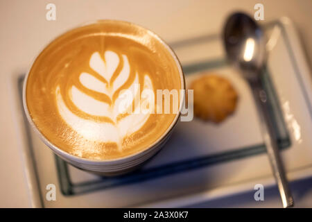 Schritt für Schritt ein eigenes Teil acht. Milch ist der Espresso hinzugefügt und serviert Stockfoto