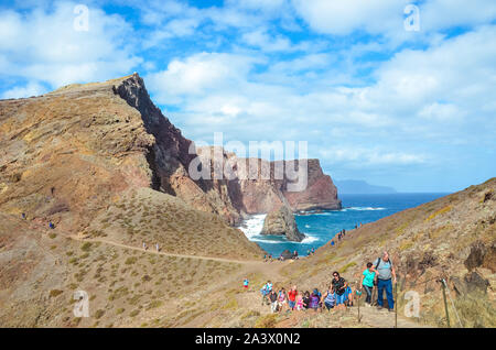 Ponta de Sao Lourenco, Madeira, Portugal - 12.September 2019: Überfüllte Wanderweg auf den Weg zu den Klippen in der östlichste Punkt der Insel Madeira. Vulkanische Landschaft, Atlantik. Massentourismus. Stockfoto