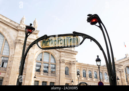 Metropolitain (Metro) Schild vor dem Gare du Nord Bahnhof in Paris, Frankreich. Stockfoto