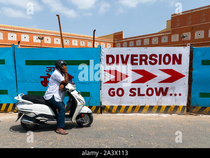 Indische Mann ruft mit seinem Mobiltelefon auf seinem Roller, Rajasthan, Jaipur, Indien Stockfoto