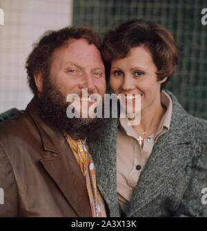 Der deutsche Bass Sänger Ivan Rebroff mit Freundin, Deutschland um 1975. Die deutsche Bass vocalyst Ivan Rebroff mit einem Freund, Deutschland um 1975. Stockfoto