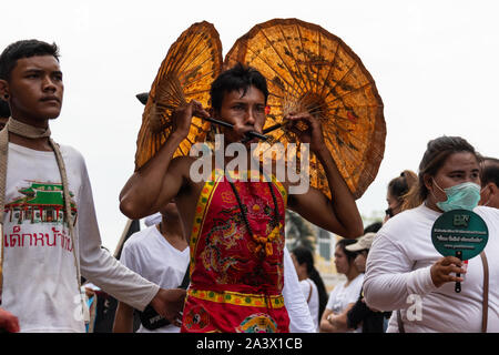 PHUKET, Thailand - Oktober 5,2019: Taoismus Anbeter Parade durch die Straßen von Phuket in der Phuket Vegetarian Festival in Phuket Town, Thail Stockfoto