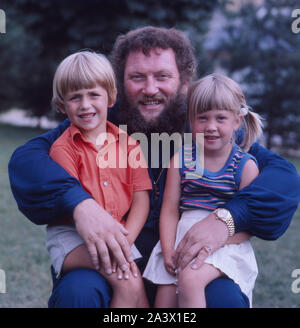 Der deutsche Bass Sänger Ivan Rebroff mit zwei Kindern, Deutschland um 1975. Die Deutsche bass Sänger Ivan Rebroff mit zwei Kindern, Deutschland um 1975. Stockfoto