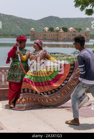 Indische Touristen in traditioneller Kleidung vor Jal Mahal, Rajasthan, Jaipur, Indien Stockfoto