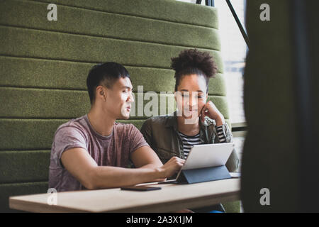 Mitarbeiter in einer Sitzung an einem digitalen Tablet suchen Stockfoto