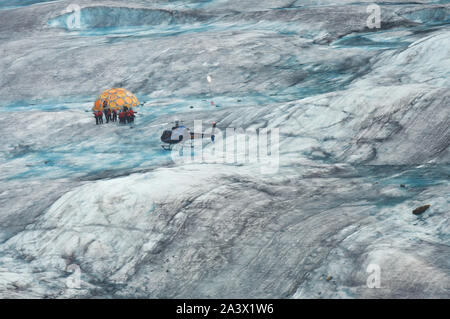 Hubschrauber und eine Gruppe Wanderer auf Mendenhall Gletscher, Juneau, AK Stockfoto