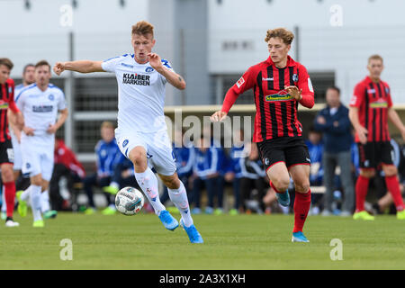 Colmar, Frankreich. 10 Okt, 2019. Marvin Pourie (KSC) Duelle mit Yannik Keitel (SCF). GES/Fußball/2. Bundesliga: SC Freiburg - Karlsruher SC, 10.10.2019 Fußball: 2. Bundesliga: SC Freiburg vs KSC, Karlsruhe, Oktober 10, 2019 | Verwendung der weltweiten Kredit: dpa/Alamy leben Nachrichten Stockfoto