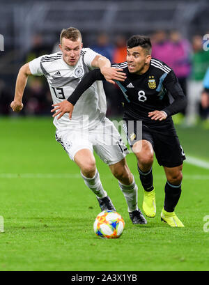 Duelle, Duell zwischen Lukas Klostermann (Deutschland) und Marcos Acuna (ARG). GES/Fußball/Freundschaftsspiele: Deutschland - Argentinien, 09.10.2019 Fußball: Testspiel: Deutschland vs Argentinien, Dortmund, 9. Oktober 2019 | Verwendung weltweit Stockfoto