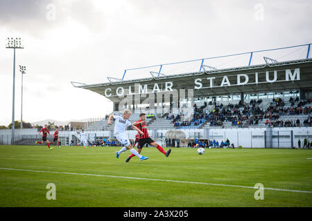 Colmar, Frankreich. 10 Okt, 2019. Marvin Pourie (KSC) Duelle mit Manuel Gulde (SCF). GES/Fußball/2. Bundesliga: SC Freiburg - Karlsruher SC, 10.10.2019 Fußball: 2. Bundesliga: SC Freiburg vs KSC, Karlsruhe, Oktober 10, 2019 | Verwendung der weltweiten Kredit: dpa/Alamy leben Nachrichten Stockfoto