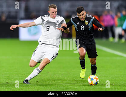 Duelle, Duell zwischen Lukas Klostermann (Deutschland) und Marcos Acuna (ARG). GES/Fußball/Freundschaftsspiele: Deutschland - Argentinien, 09.10.2019 Fußball: Testspiel: Deutschland vs Argentinien, Dortmund, 9. Oktober 2019 | Verwendung weltweit Stockfoto