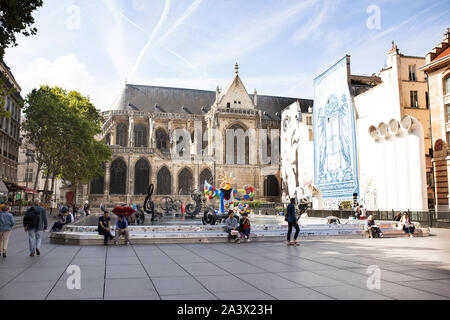 Die strawinsky Brunnen und der Eglise Saint-Merry im 4. arrondissement von Paris, Frankreich, an einem Sommertag. Stockfoto