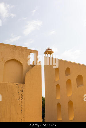 Aussichtsplattform des Vrihat Samrat Yantra in Jantar Mantar, Rajasthan, Jaipur, Indien Stockfoto