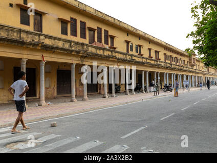 Junge Holding ein Kricketschläger und Spielen auf der Straße, Rajasthan, Jaipur, Indien Stockfoto