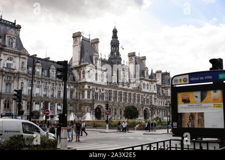 Das Hôtel de Ville (Rathaus) im Sommer in Paris, Frankreich. Stockfoto