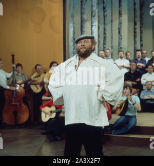 Der deutsche Bass Sänger Ivan Rebroff bei einem Liveauftritt, Deutschland um 1975. Die Deutsche bass Sänger Ivan Rebroff bei einem Liveact, Deutschland um 1975. Stockfoto