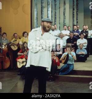 Der deutsche Bass Sänger Ivan Rebroff bei einem Liveauftritt, Deutschland um 1975. Die Deutsche bass Sänger Ivan Rebroff bei einem Liveact, Deutschland um 1975. Stockfoto