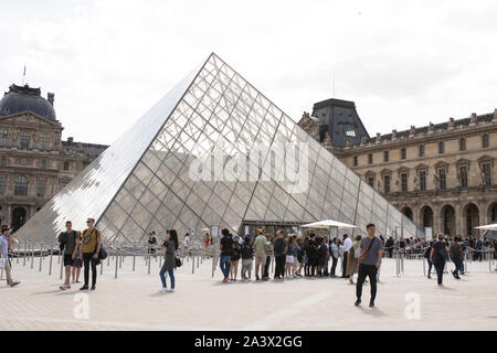 Der gläsernen Pyramide im Louvre in Paris, Frankreich, entworfen vom Architekten I.M. Pei. Stockfoto