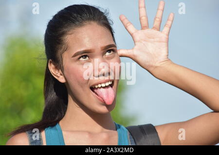 Weibliche macht lustige Gesichter Stockfoto