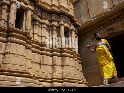 Indische Priester in der Jain Shree chandraprabhswami Tempel, Rajasthan, Jaisalmer, Indien Stockfoto