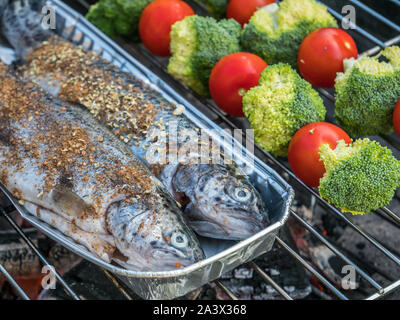 Frische gewürzte Forelle mit Gemüse Spieße Stockfoto