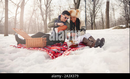 Gruppe der tausendjährigen junge erwachsene Freunde Winter genießen und in einer Snow park Stockfoto