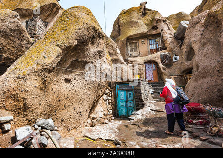 Ein Student in Kandovan, synthetische Cliff dwellings Dorf, Central District, Osku County, im Osten der Provinz Aserbaidschan, Iran. Stockfoto
