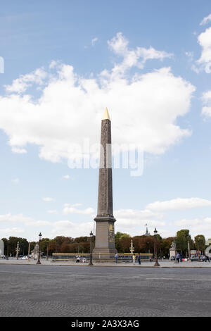 Der Obelisk von Luxor am Place de la Concorde im Sommer in Paris, Frankreich. Stockfoto