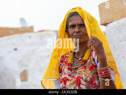 Porträt einer Rajasthani Frau in traditionellen Sari, Rajasthan, Jaisalmer, Indien Stockfoto