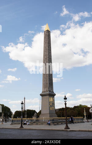 Der Obelisk von Luxor am Place de la Concorde im Sommer in Paris, Frankreich. Stockfoto