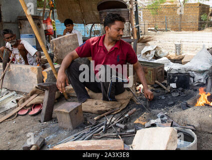 Indische schmied Metall am Arbeitsplatz, Rajasthan, Jaisalmer, Indien Stockfoto