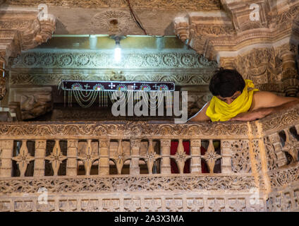 Indische Priester für seinen Mund in einem Jain Tempel, Rajasthan, Jaisalmer, Indien Stockfoto