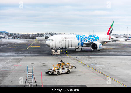 Ebenen in einem verschneiten Tag im internationalen Terminal des Flughafen Oslo Gardermoen (OSL). der verkehrsreichste Flughafen in Skandinavien. Stockfoto